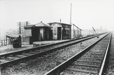 163660 Gezicht op de post WGO (Watergraafsmeer Oost) aan de oostzijde van het rangeerterrein Watergraafsmeer te Amsterdam.